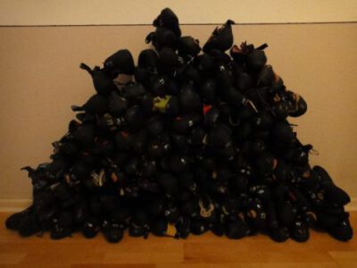 2011-08-10 Gesammelte Kletterschuhe warten darauf. nach Laos verschickt zu werden