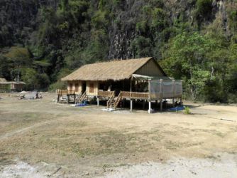 2011-12 Laotische Fehlplanung: Das Podest im Restaurant hatte kein Dach. Also hat Uli die Stirnseite mit Plastikfolie umwickelt -> als Wind- und Regenschutz