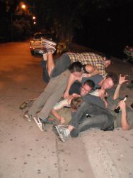 2012-12-20 Menschen-Sandwich nach Smile Boat-Party. Mit Topmann -> Tanja -> Flo -> Brice -> ein Zerquetscher + Bodenmann