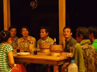 2013-03-20 Wiedereröffnungsparty am Tag des Umzugs. Hier: Die Laotischen Bauarbeiter. Im Vordergrund Sai (der in der 1. Saison von der Slackline abflischte)