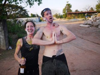 2013-04-13 Laotisches Neujahrsfest Pi Mai. Es wird mit Farbe gespritzt und man reibt sich gegenseitig mit Babypuder ein. Hier: Tanja + Uli