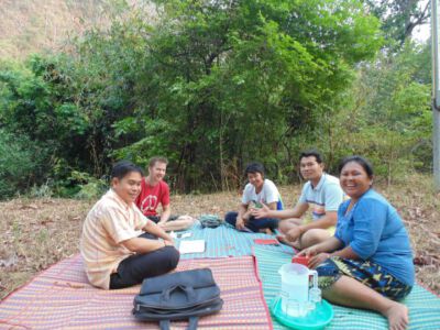 2014-03-14 Erst Laotisch-Unterricht für Uli und Tanja, dann Englisch-Unterricht für Nui, Noy und Duk. Lehrer Mr. Dai links vorne.