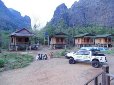 2014-04-08 Laotisches Fernsehen kommt für Dreharbeiten. Tanja im Interview auf Laotisch.