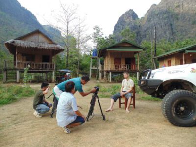 2014-04-08 Laotisches Fernsehen kommt für Dreharbeiten. Uli im Interview auf Laotisch.