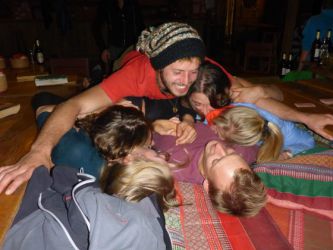 2014-12-31 Silvester, Menschensandwich. Von oben nach unten: Richi, Eli, Feli, Tobi und zwei nicht identifizierbare Gestalten