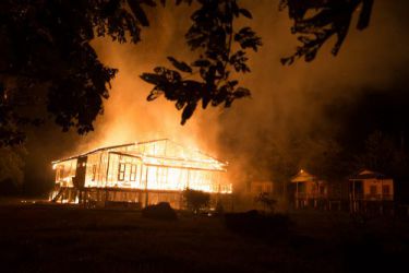 2015-11-01 Restaurant von Camp 1 brennt. Rechts im Bild: Ein Bungalow fängt Feuer am Dach, doch konnte dieses noch gestoppt werden.
Foto: Matthew Parent