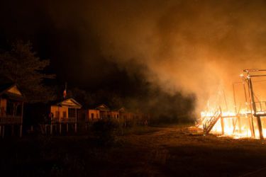 2015-11-01 Restaurant von Camp 1 brennt. Links im Bild: Derjenige auf dem Dach hat das Feuer auf dem Bungalowdach gelöscht.
Foto: Matthew Parent