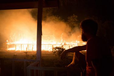 2015-11-01 Restaurant von Camp 1 brennt. Angus kann nur noch zuschauen, wie es komplett niederbrennt.
Foto: Matthew Parent