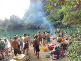 2015-12-12 Ein Kommen und Gehen, Im Laufe des Tages sind fast alle Gäste zum Tha Falang gekommen. Im Hintergrund sieht amn die Slackline über den Fluss.