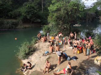 2015-12-12 Ein Kommen und Gehen, Im Laufe des Tages sind fast alle Gäste zum Tha Falang gekommen. Im Hintergrund sieht amn die Slackline über den Fluss.