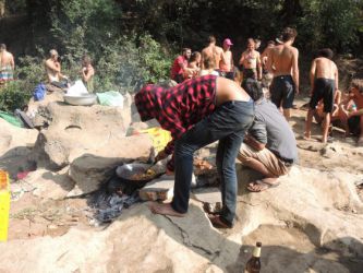 2015-12-12 Tha Falang. Nui am Grill. Die Laoten bedecken sich selbst bei 40 Grad mit dicken Pullis, um ja nicht braun zu werden.