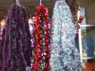 2015-12-15 Das kann man als Weihnachtsdeko kaufen. Wir haben uns dazu hinreißen lassen, 3 bis 4 solcher Glitzerbahnen zu kaufen.
