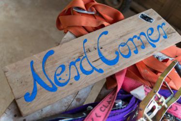2016-01-26 Die Nerd Corner wird eröffnet. Das ist die erste Stelle außerhalb von Camp 1, an der es Internetsignal gibt - und ein Bänkchen.