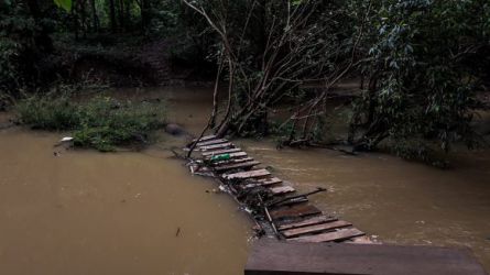 2016-10-24 Die Drei-Bier-Brücke und der Zeltplatz in Camp 2 stehen noch immer unter Wasser - doch in 8 Tagen eröffnet Camp 2!