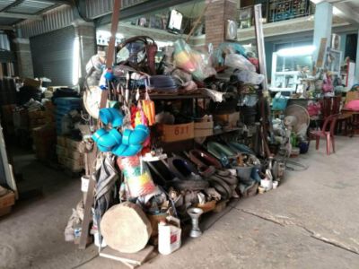 2018-10-04 Ein gut sortierter Baumarkt in Thakhek. Kein Wunsch bleibt offen.