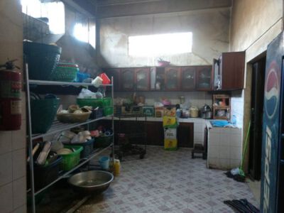 2018-12-13 Die Küche eines Laotischen Restaurants in Thakhek.