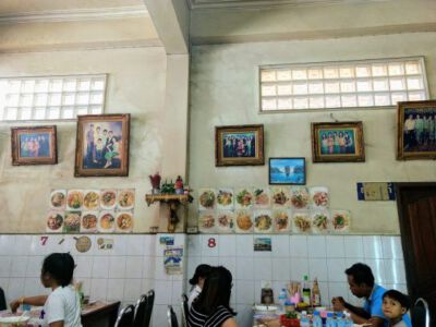 2018-12-13 Ein Laotisches Restaurant in Thakhek. Das Design ist sehr speziell.