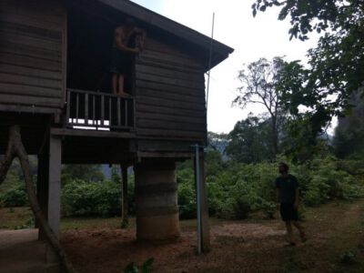 2019-04-05 Uli, Sam und Tom installieren Strom im Yogahaus