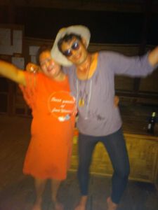 2019-05-30 End-of-season-Party. Noy hat sich die Klamotten von der Tombola angezogen.