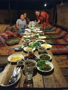 2019-05-30 End-of-season-Party von Camp 1. Duk hat das Essen aus Thakhek mitgebracht.