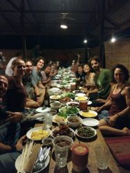 2019-05-30 End-of-season-Party von Camp 1. Eine lange Tafel mit Personal, Volontären, Tom + Fai und Petra + Dirk.