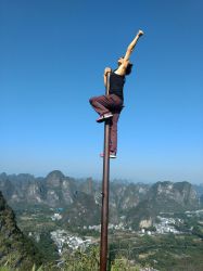 2019-11-14 Nähe Yangshuo. Dieser Foto-Hotspot auf dem Gipfel vom 'Moon Hill' ist ein Muss für alle Kletterer.
Auch für Tanja...