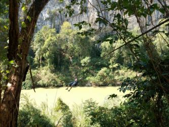 2019-12-14 Kaeng Koi, Klettercamp Nam Pha Pa Yai. Auch hier kommt man per Seilrutsche über den Fluss zum Klettergebiet.