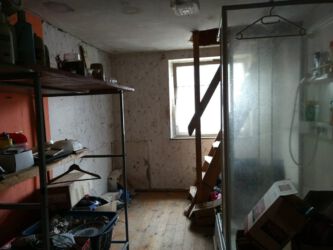 2020-10-03 Erstes Geschoss, mit Treppe zum Dachboden. Was soll die Dusche im Durchgangszimmer???