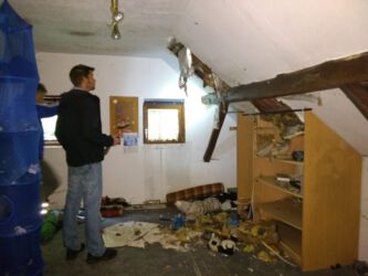 2020-10-03 Dachboden, ehemaliges Kinderzimmer Nr. 4, mit Uli und Loch im Dach