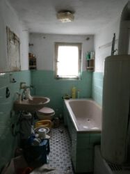 2020-10-03 Badezimmer. Hübsch. Braucht jemand eine Badewanne?