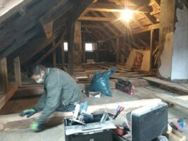2020-12-09 Hier hatte ganz schön der Hausbock gewütet. Uli rettet was zu retten ist. Das Dachgeschoss wird vielleicht mal ein Boulderraum : )