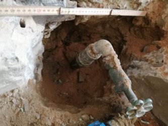 2021-01-18 Der allte Wasserzähler ist im Boden versenkt.