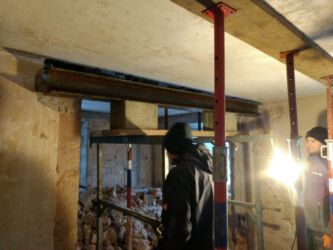 2021-02-01 Der 200kg-Stahlträger wird hochgewuchtet.