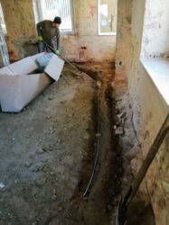 2021-03-01 Wir verlegen die Ringerdung. Der Sandboden ist wenigstens dafür praktisch.