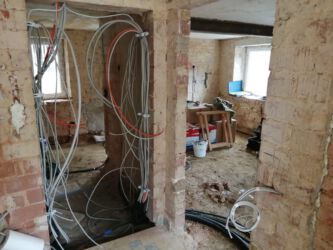 2021-03-17 Stromkabelsalat im Eingangsbereich