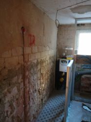 2021-03-24 Toilettenkasten im Bad. Nur für schmale Leute erreichbar.