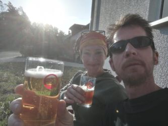 2021-04-04 Feierabendbier nach dem Ostersonn-Klettertag.