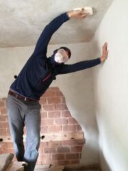 2021-07-01 Mit Helfern geht's schneller. Hier Christoph beim Feinschliff der Decken.