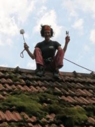 2021-07-13 Mit der Klo- und Drahtbürste wird das Dach geschrubbt.