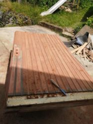 2021-07-15 Die Haustür wird geschliffen und gestrichen.