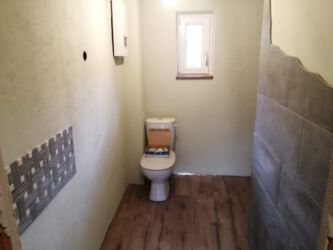 2021-08-27 Das Gemeinschaftsbad. Das Klo steht schon mal - aber unangeschlossen.