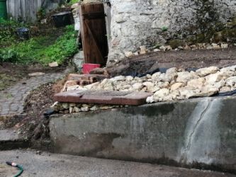 2021-08-27 Hier soll mal der alte Grillkamin hin, den wir im Vorgarten gefunden hatten.