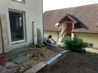 2021-09-27 Der Beton für die Balkonstelzen ist gegossen und wird nun geebnet.