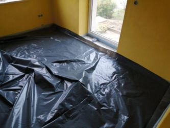 2021-10-03 Über die Dämmung für den Fußboden kommt eine Folie.