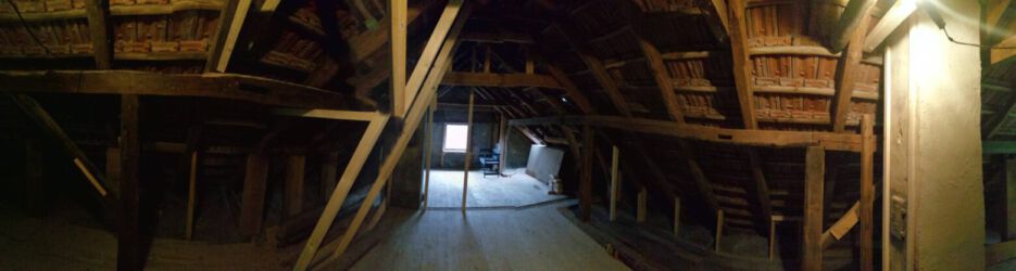 2021-10-04 Die ersten Balken für die Boulderwand stehen schon (die hellen auf der linken Seite).