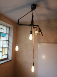 2021-10-27 Die alte Wasseruhr -ausgebuddelt aus dem Küchenboden - fungiert nun als Treppenhaus-Lampe