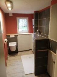 2021-12-29 Badezimmer: gefliest + frisch gestrichen